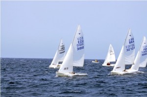 Tripulacion del ECU 31010 de Gaston Vedani y Juan Jose Ferretti comandando la flota durante la disputa de una de las regatas de los Juegos de Playa Manta 2011