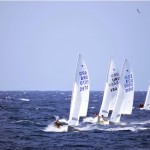 Flota masculina de Snipe surfeando con 27 nudos de viento en la llegada a la boya de sotavento Manta 2011