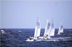 Flota masculina de Snipe surfeando con 27 nudos de viento en la llegada a la boya de sotavento Manta 2011