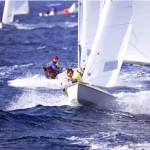 surfeando olas en plena accion de regata