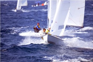 surfeando olas en plena accion de regata